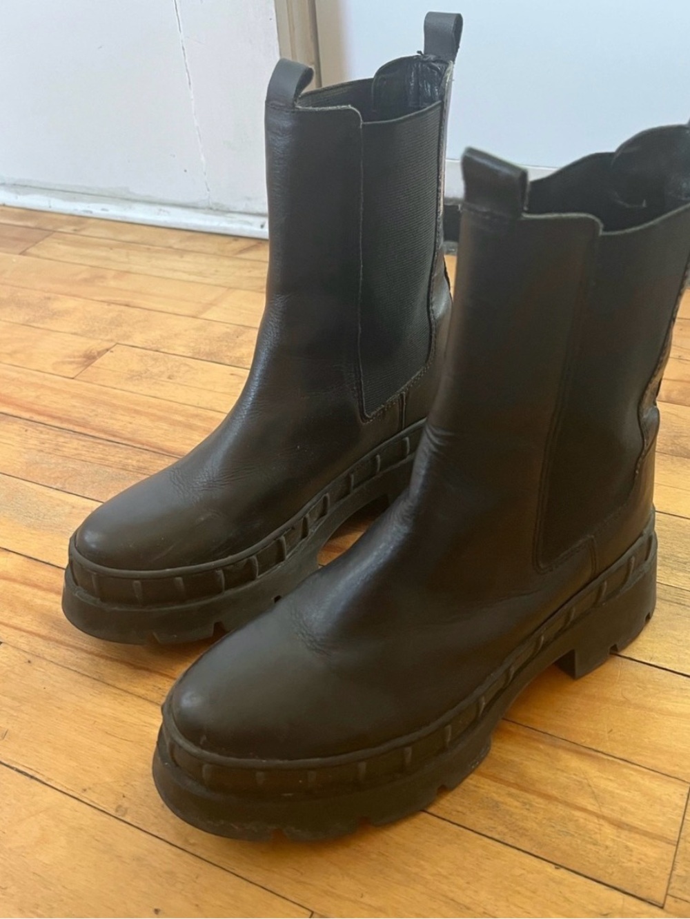 Women's Black Platform Chelsea Boots - Sleek Chunky Sole